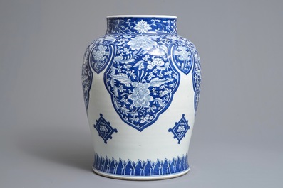 Un grand vase en porcelaine de Chine bleu et blanc pour le march&eacute; islamique, Kangxi