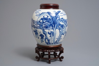 Un pot en porcelaine de Chine bleu et blanc &agrave; d&eacute;cor de longues dames et gar&ccedil;ons, Kangxi