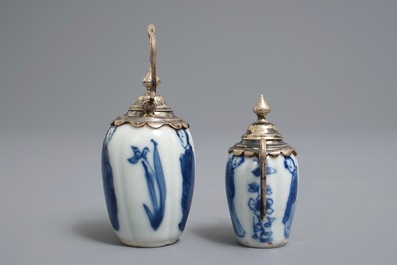 Deux miniatures en porcelaine de Chine bleu et blanc aux montures en argent, Kangxi