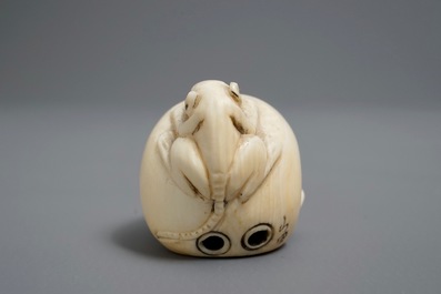 A Japanese ivory 'skull' netsuke, Meiji/Showa, 19/20th