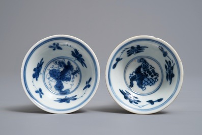 Une paire de tasses et soucoupes en porcelaine de Chine bleu et blanc &agrave; d&eacute;cor grav&eacute; sur fond brun capucin, Kangxi