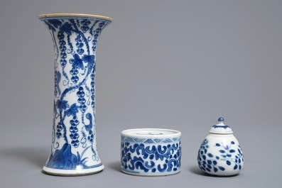 Een Chinese blauwwitte inktpot en twee vazen, Kangxi