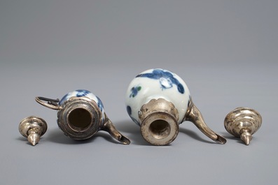 Twee Chinese blauwwitte miniatuur theepotjes met zilver montuur, Kangxi