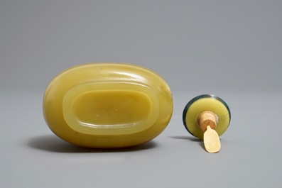 A Chinese yellow jade snuff bottle, 18th C.