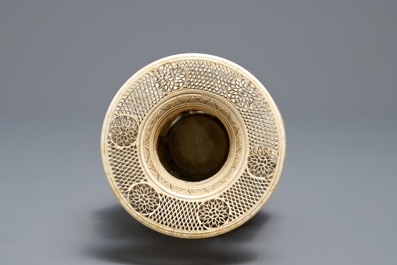 Un vase &agrave; deux anses en ivoire ajour&eacute;, Chine, Canton, 19&egrave;me