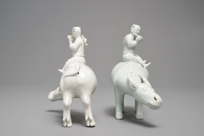 Twee Chinese blanc de Chine modellen van fluitspelers op buffels, 18/19e eeuw
