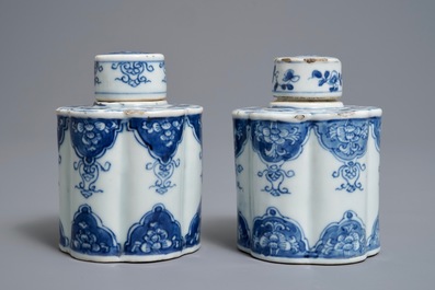 Une paire de bo&icirc;tes &agrave; th&eacute; en porcelaine de Chine bleu et blanc, Kangxi
