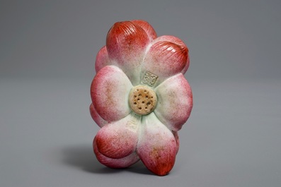 Un porte-encens en forme de fleur de lotus en porcelaine de Chine famille rose, 20&egrave;me