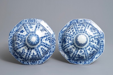 Une paire de grands vases couverts en porcelaine de Chine bleu et blanc, Kangxi