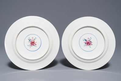 Une paire d'assiettes armori&eacute;es en porcelaine de Chine famille rose pour le march&eacute; anglais, blason de Johnstone, Qianlong