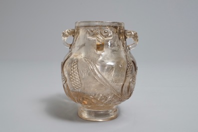 Een Chinese bergkristallen hu vaas met decor van vogels, 18/19e eeuw