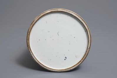 Une baratte &agrave; beurre en porcelaine de Chine bleu et blanc, Qianlong