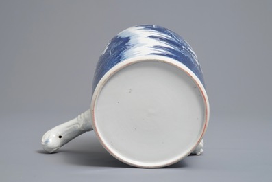 Une chocolati&egrave;re couverte en porcelaine de Chine bleu et blanc, Qianlong/Jiaqing