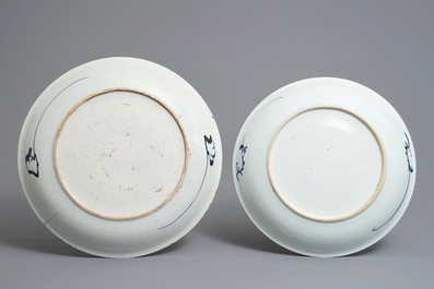 Deux plats en porcelaine de Chine bleu et blanc &agrave; d&eacute;cor de pivoines, Kangxi