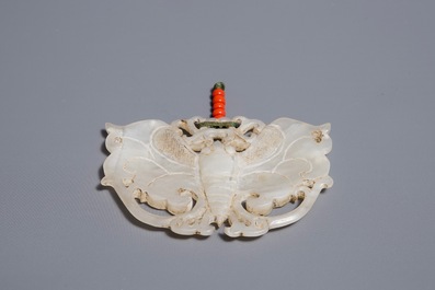 Een Chinese witte jade broche in de vorm van een vlinder, Ming/Qing