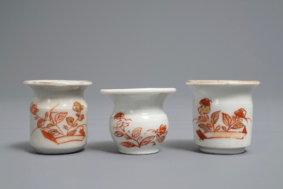 Deux albarellos et un crachoir miniatures en porcelaine Imari de Japon, Edo, 18&egrave;me