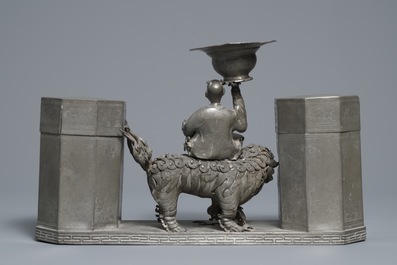 Een grote Chinese dubbele tinnen theebus met centrale figuur, reli&euml;fmerk, 19e eeuw