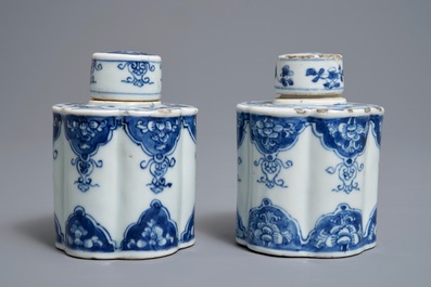 Une paire de bo&icirc;tes &agrave; th&eacute; en porcelaine de Chine bleu et blanc, Kangxi