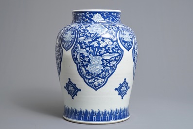 Un grand vase en porcelaine de Chine bleu et blanc pour le march&eacute; islamique, Kangxi