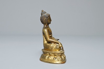Een Sino-Tibetaanse verguld bronzen figuur van Buddha Shakyamuni, 18e eeuw