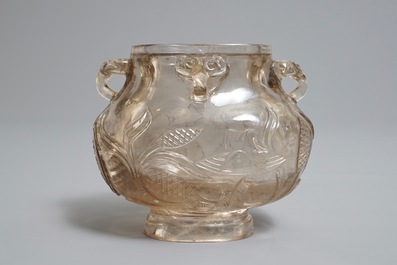 Een Chinese bergkristallen hu vaas met decor van vogels, 18/19e eeuw