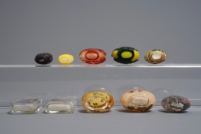 Tien Chinese meerlagige en vanbinnen beschilderde glazen snuifflesjes, 20e eeuw