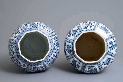 Une paire de grands vases couverts en porcelaine de Chine bleu et blanc, Kangxi