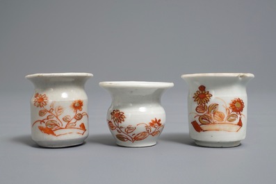 Two Japanese imari miniature albarello ointment jars and a cuspidor, Edo, 18th C.