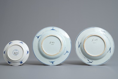 Trois assiettes en porcelaine de Chine bleu et blanc, anc. coll. Auguste le Fort, Kangxi/Qianlong