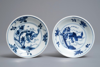 Une paire de tasses et soucoupes en porcelaine de Chine bleu et blanc &agrave; d&eacute;cor grav&eacute; sur fond brun capucin, Kangxi