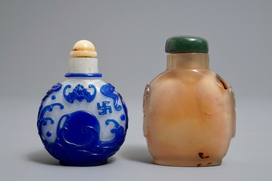 Twee Chinese snuifflesjes in agaat en meerlagig glas, 19/20e eeuw