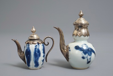 Deux th&eacute;i&egrave;res miniatures en porcelaine de Chine bleu et blanc aux montures en argent, Kangxi