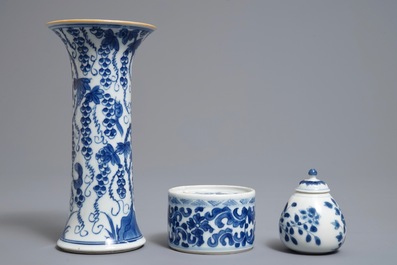 Un encrier et deux vases en porcelaine de Chine bleu et blanc, Kangxi