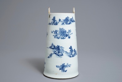 Une baratte &agrave; beurre en porcelaine de Chine bleu et blanc, Qianlong