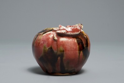 Een Chinese flamb&eacute; glazuur penselenwasser met opgelegde draak, 18/19e eeuw