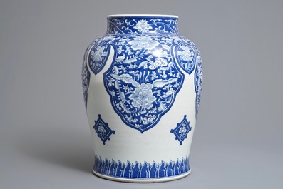 Un grand vase en porcelaine de Chine bleu et blanc pour le march&eacute; islamique, Kangxi