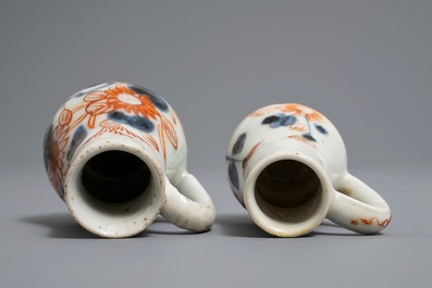 Une paire d'aigui&egrave;res miniatures en porcelaine Imari de Japon, Edo, 18&egrave;me