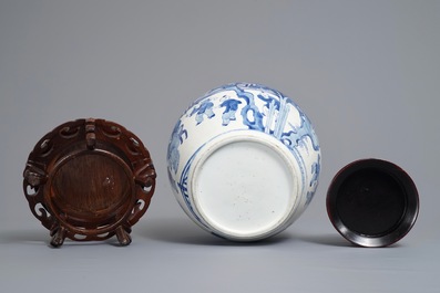 Un pot en porcelaine de Chine bleu et blanc &agrave; d&eacute;cor de longues dames et gar&ccedil;ons, Kangxi