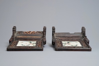 Een paar Chinese qianjiang cai houten tafelschermen, Shen De Tang Zhi merk, 19/20e eeuw