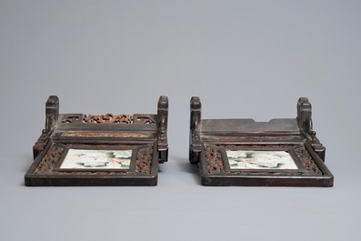 Une paire d'&eacute;crans de table en bois et porcelaine de Chine qianjiang cai, marques Shen De Tang Zhi, 19/20&egrave;me