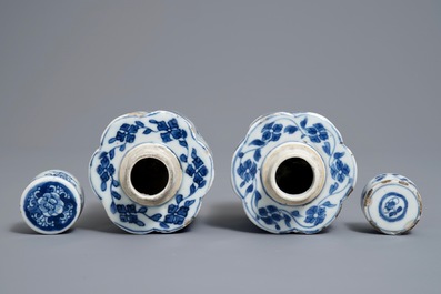Een paar Chinese blauwwitte theebussen met deksels, Kangxi