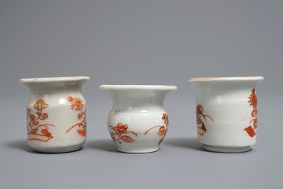 Deux albarellos et un crachoir miniatures en porcelaine Imari de Japon, Edo, 18&egrave;me