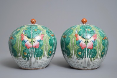 Une paire de pots couverts en porcelaine de Chine famille rose &agrave; d&eacute;cor de choux, 19&egrave;me