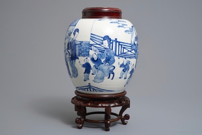 Un pot en porcelaine de Chine bleu et blanc &agrave; d&eacute;cor de longues dames et gar&ccedil;ons, Kangxi