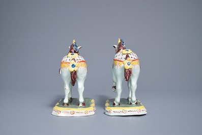 Een paar polychrome Delftse modellen van circuspaarden, 19e eeuw