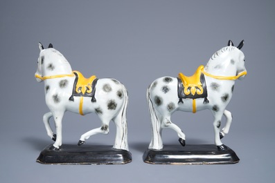 Een paar polychrome Delftse modellen van circuspaarden in zwart en geel, 19e eeuw