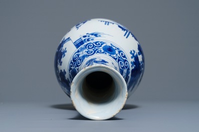 Un grand vase de forme bouteille en fa&iuml;ence de Nevers bleu et blanc &agrave; d&eacute;cor de chinoiserie, 17&egrave;me