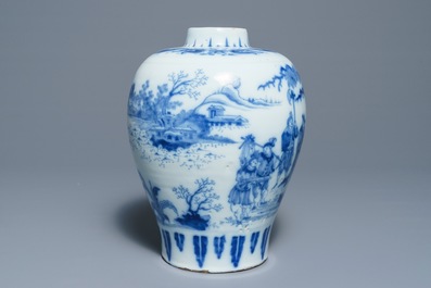 Un vase en fa&iuml;ence de Delft bleu et blanc &agrave; d&eacute;cor de chinoiserie, fin du 17&egrave;me