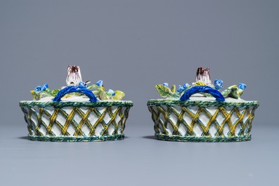 Une paire de beurriers &agrave; d&eacute;cor en relief sur supports ajour&eacute;s en fa&iuml;ence polychrome de Delft, 18&egrave;me