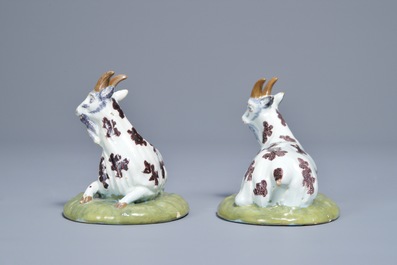 Een paar polychrome Delftse modellen van geiten, 18e eeuw